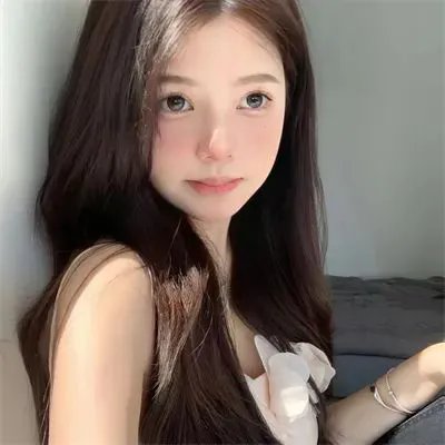 给小酒馆女子喝高杯酒